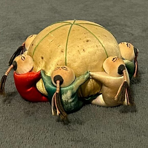 Vintage Chinese Silk Pin Cushion, 6 Children - Picture 5 of 9